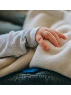 Babydecke Fleece Einschlagdecke für Autositz und Kinderwagen in anthrazit