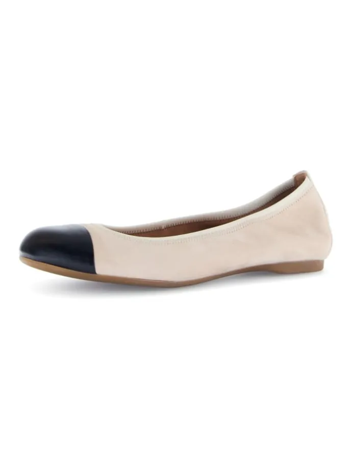 Ballerinas in Beige