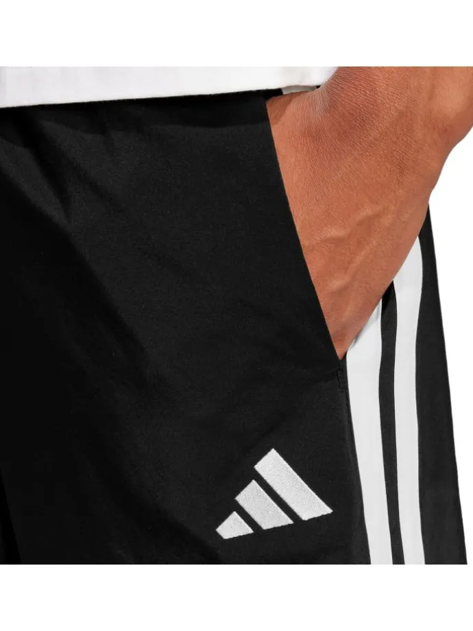 Essentials 3-Streifen Chelsea Shorts in Schwarz