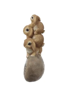 Gartenfigur Welcome 3 Häschen auf Stein H: 26cm in braun