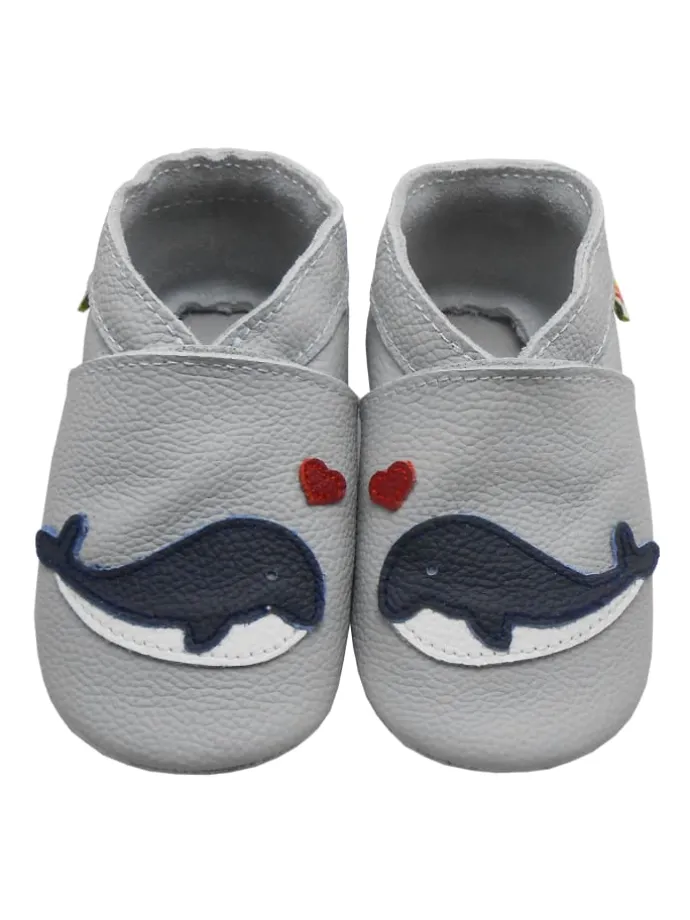 Hellgraue Krabbelschuhe aus Leder mit rutschfester Sohle – Wal-Muster