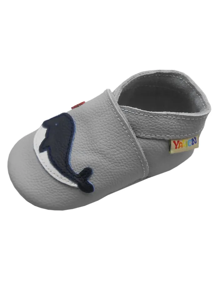 Hellgraue Krabbelschuhe aus Leder mit rutschfester Sohle – Wal-Muster