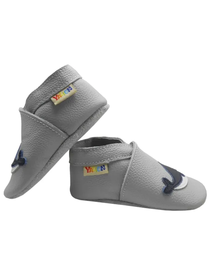 Hellgraue Krabbelschuhe aus Leder mit rutschfester Sohle – Wal-Muster