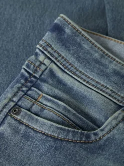 Jeans in Vintage Medium Blue Denim