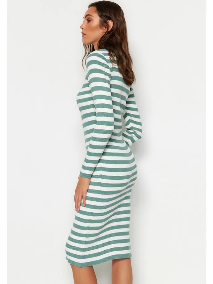 Kleid in Mint/ Weiß