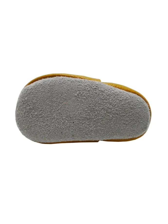 Leder Babyschuhe mit Schmetterlingsmuster, rutschfeste Sohle, sandgelb
