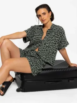 Musselin Shorts mit Leo-Print in Khaki
