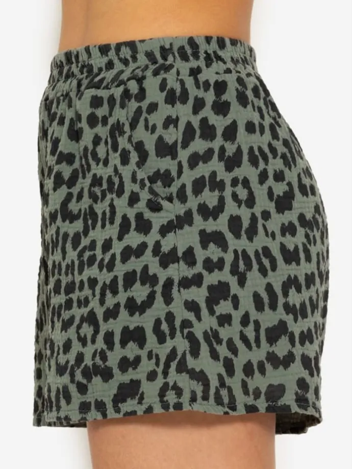 Musselin Shorts mit Leo-Print in Khaki