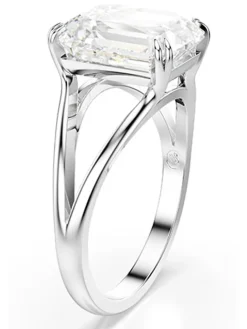 Ring mit Edelsteinen