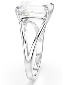 Ring mit Edelsteinen