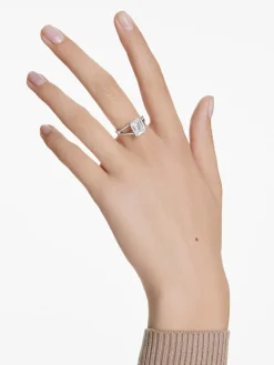 Ring mit Edelsteinen