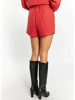 Shorts in Rot