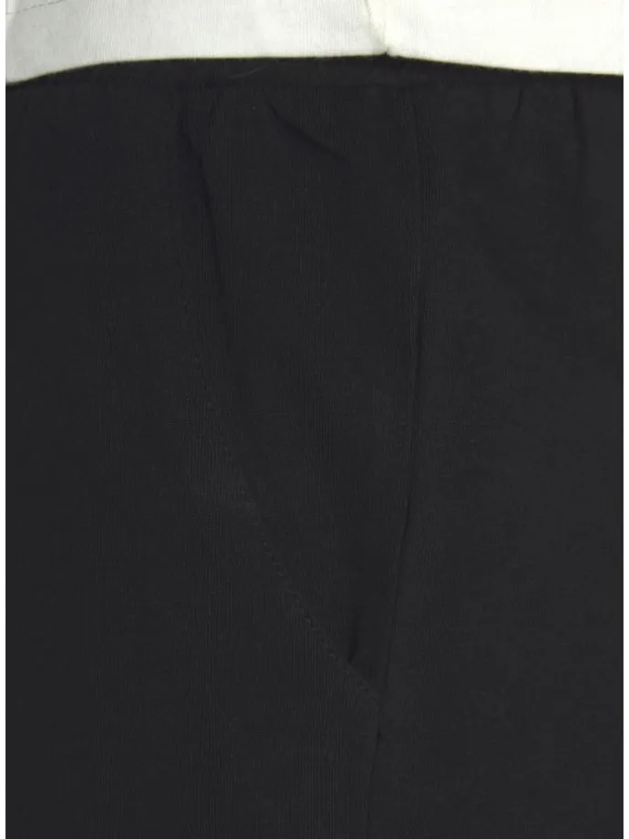 Shorty in schwarz-weiß