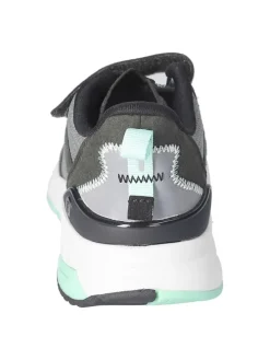 Sneakers in Grau