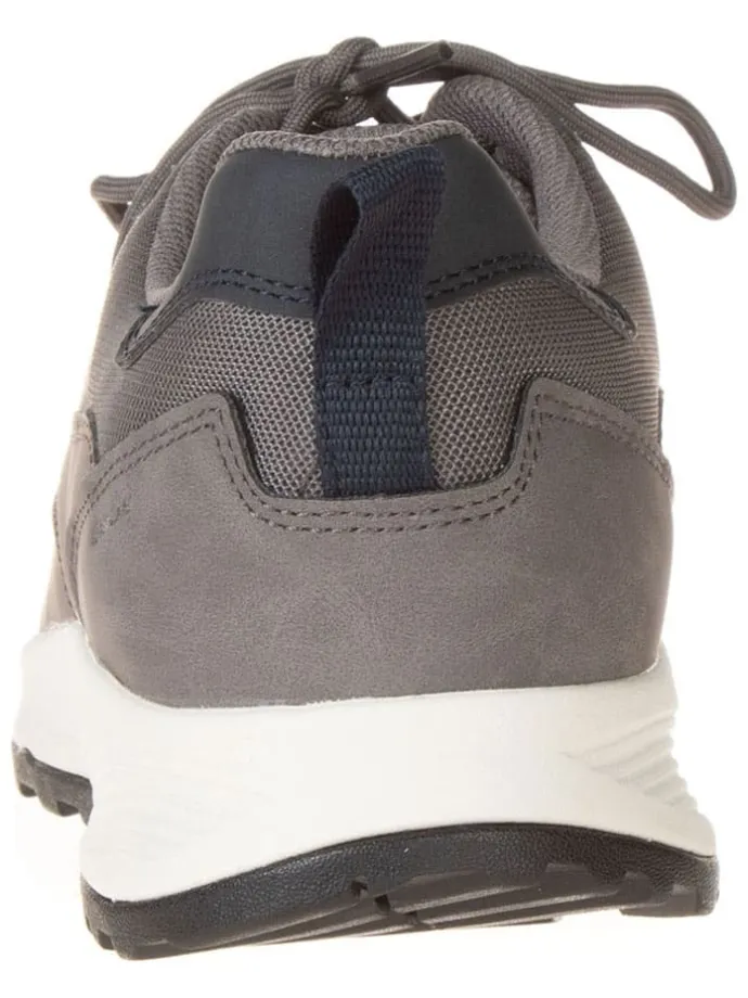 Sneakers in Grau