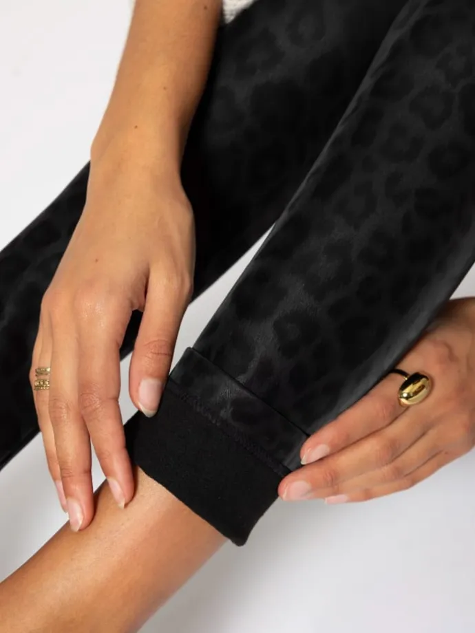 Thermo Kunstleder Leggings mit Leo Print in Schwarz